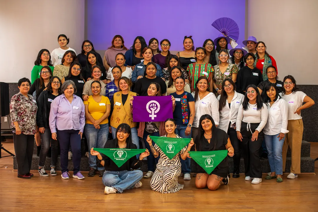 Mujeres participantes posan en una fotografía grupal durante el programa “Herramientas de Atención de Primer Contacto a Mujeres en Situación de Violencia Basada en Género (VBG)”.
